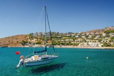 Bodrum, Muğla, Türkiye yakın Ortakent, teknelerin güneşli görünümü.