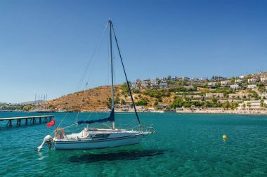 Bodrum, Muğla, Türkiye yakın Ortakent, teknelerin güneşli görünümü.