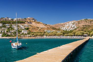 Bodrum, Muğla, Türkiye yakın Ortakent, teknelerin güneşli görünümü.