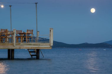 Ortakent, Muğla ili, Tu restoranın pier gün batımı görünümü