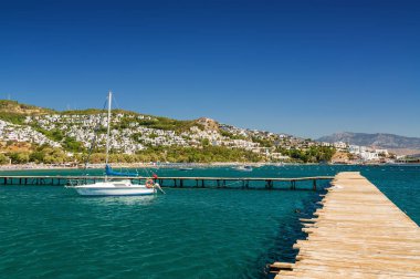 Bodrum, Muğla, Türkiye yakın Ortakent, teknelerin güneşli görünümü.