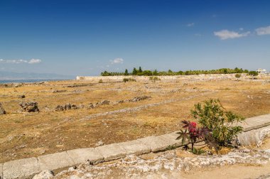 Pamukkale, Denizl yakınındaki antik Hierapolis kalıntıları güneşli görünümünü