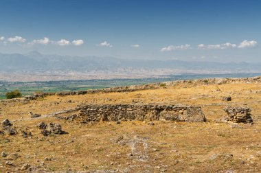 Pamukkale, Denizli ilinin yakınındaki antik Hierapolis kalıntıları güneşli görünümünü. 