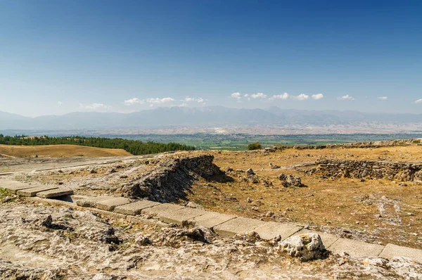 Vista soleggiata delle rovine dell'antica Hierapolis vicino a Pamukkale, Denizl — Foto Stock