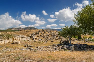 Pamukkale, Denizli ilinin yakınındaki antik Hierapolis kalıntıları güneşli görünümünü. 