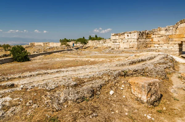 Pamukkale, Denizli ilinin yakınındaki antik Hierapolis kalıntıları güneşli görünümünü. 
