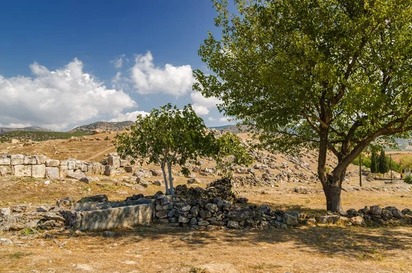 Vista soleggiata delle rovine dell'antica Hierapolis vicino a Pamukkale, provincia di Denizli, Turchia . — Foto Stock