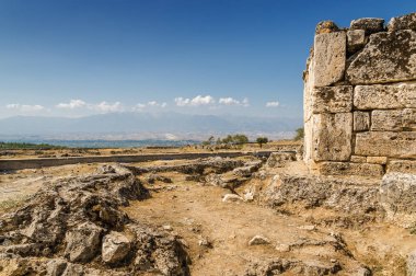 Pamukkale, Denizl yakınındaki antik Hierapolis kalıntıları güneşli görünümünü