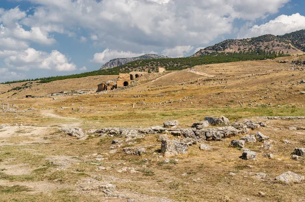 Vista soleggiata delle rovine dell'antica Hierapolis vicino a Pamukkale, provincia di Denizli, Turchia . — Foto Stock