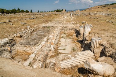 Pamukkale, Denizli ilinin yakınındaki antik Hierapolis kalıntıları güneşli görünümünü. 
