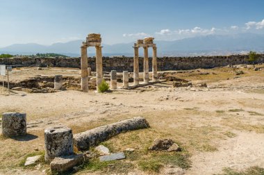 Pamukkale, Denizli ilinin yakınındaki antik Hierapolis kalıntıları güneşli görünümünü. 