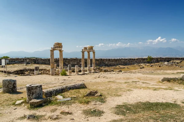 Vista soleggiata delle rovine dell'antica Hierapolis vicino a Pamukkale, provincia di Denizli, Turchia . — Foto Stock