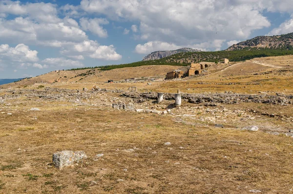 Vista soleggiata delle rovine dell'antica Hierapolis vicino a Pamukkale, provincia di Denizli, Turchia . — Foto Stock