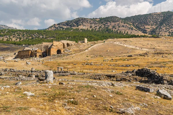 Pamukkale, Denizli ilinin yakınındaki antik Hierapolis kalıntıları güneşli görünümünü. — Stok fotoğraf