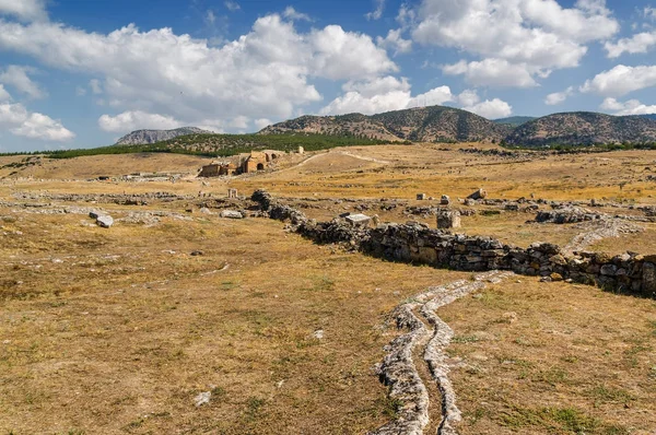 Vista soleggiata delle rovine dell'antica Hierapolis vicino a Pamukkale, provincia di Denizli, Turchia . — Foto Stock