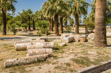 Pamukkale, Denizli ilinin yakınındaki antik Hierapolis kalıntıları güneşli görünümünü. 