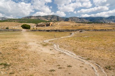 Pamukkale, Denizli ilinin yakınındaki antik Hierapolis kalıntıları güneşli görünümünü. 