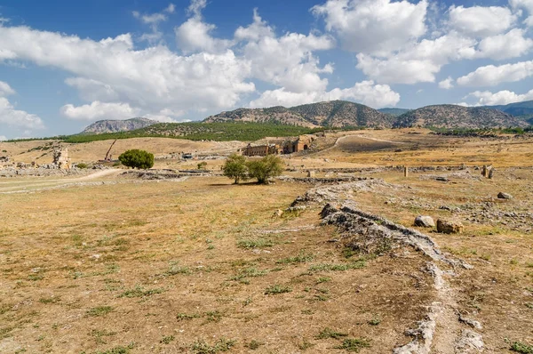 Vista soleggiata delle rovine dell'antica Hierapolis vicino a Pamukkale, provincia di Denizli, Turchia . — Foto Stock