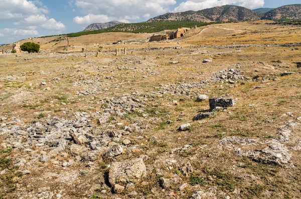 Zonnige uitzicht op de ruïnes van oude Hiërapolis in de buurt van Pamukkale, provincie Denizli, Turkije. — Stockfoto