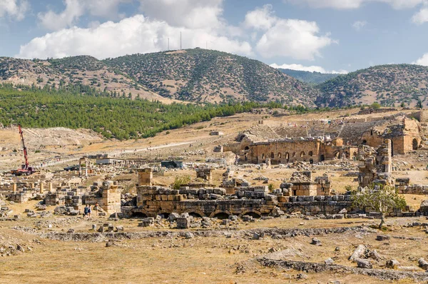 Sunny δείτε ερείπια της αρχαία Ιεράπολη κοντά στο Pamukkale, Επαρχία Ντενιζλί, Τουρκία. — Φωτογραφία Αρχείου