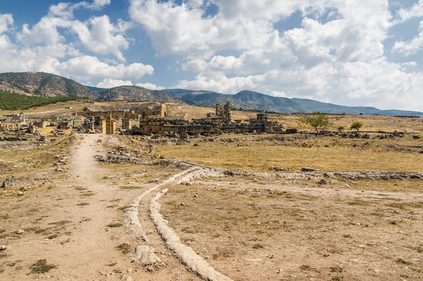 Vista soleggiata delle rovine dell'antica Hierapolis vicino a Pamukkale, provincia di Denizli, Turchia . — Foto Stock