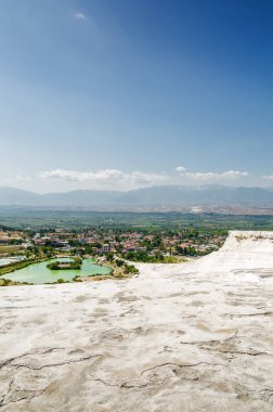 Sonny görünümü doğal Traverten havuzları ve Pamukkale, Denizli ili, Türkiye'de de terasların yüzölçümü.
