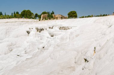 Doğal Traverten havuzları ve Pamukkale, Denizli ili, Türkiye'de de terasların yüzölçümü güneşli görünümü.
