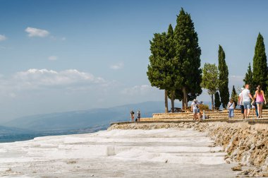 Sonny görünümü doğal Traverten havuzları ve Pamukkale, Denizli ili, Türkiye'de de terasların yüzölçümü.