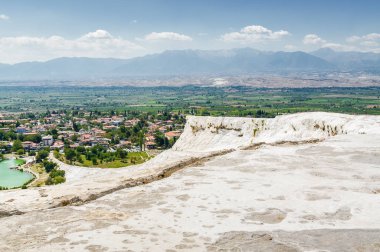 Sonny görünümü doğal Traverten havuzları ve Pamukkale, Denizli ili, Türkiye'de de terasların yüzölçümü.
