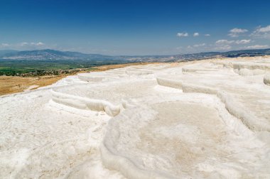 Sonny görünümü doğal Traverten havuzları ve Pamukkale, Denizli ili, Türkiye'de de terasların yüzölçümü.