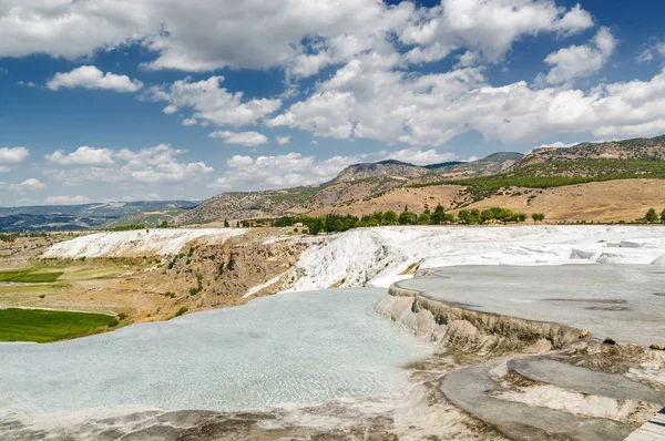 Sonny görünümü doğal Traverten havuzları ve Pamukkale, Denizli ili, Türkiye'de de terasların yüzölçümü.