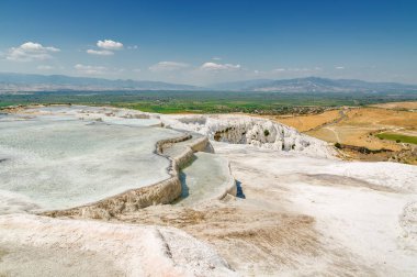 Sonny görünümü doğal Traverten havuzları ve Pamukkale, Denizli ili, Türkiye'de de terasların yüzölçümü.