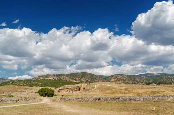 Sunny δείτε ερείπια της αρχαία Ιεράπολη κοντά στο Pamukkale, Επαρχία Ντενιζλί, Τουρκία. — Φωτογραφία Αρχείου