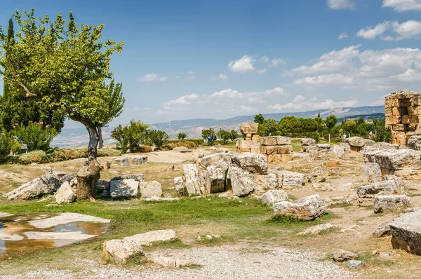Vista soleggiata delle rovine dell'antica Hierapolis vicino a Pamukkale, provincia di Denizli, Turchia . — Foto Stock