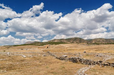 Pamukkale, Denizli ilinin yakınındaki antik Hierapolis kalıntıları güneşli görünümünü. 