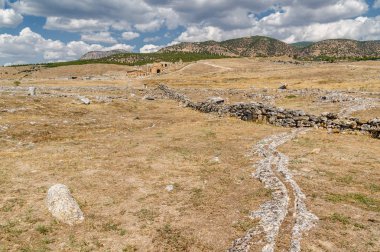 Pamukkale, Denizli ilinin yakınındaki antik Hierapolis kalıntıları güneşli görünümünü. 