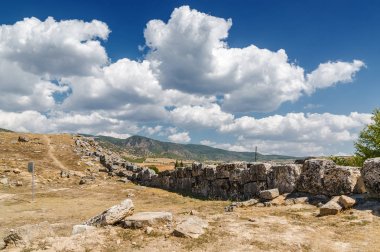 Pamukkale, Denizli ilinin yakınındaki antik Hierapolis kalıntıları güneşli görünümünü. 