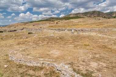Pamukkale, Denizli ilinin yakınındaki antik Hierapolis kalıntıları güneşli görünümünü. 