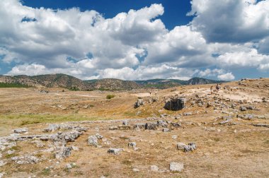 Pamukkale, Denizli ilinin yakınındaki antik Hierapolis kalıntıları güneşli görünümünü. 