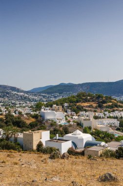 Bodrum ile oldfashioned Tepesi'nden güneşli görünümünü yel, Muğla ili, Türkiye değirmenleri.