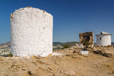 Oldfashioned yel değirmenleri hill Bodrum, Muğla ili, Türkiye'de güneşli görünümünü.
