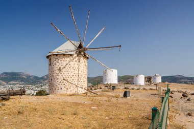 Oldfashioned yel değirmenleri hill Bodrum, Muğla ili, Türkiye'de güneşli görünümünü.