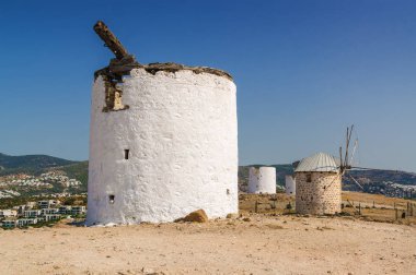 Oldfashioned yel değirmenleri hill Bodrum, Muğla ili, Türkiye'de güneşli görünümünü.