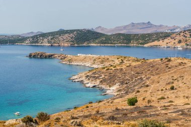 Oldfashioned yel değirmenleri hill Bodrum, Muğla ili, Türkiye'de güneşli görünümünü.