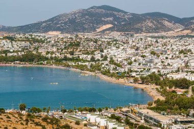 Oldfashioned yel değirmenleri hill Bodrum, Muğla ili, Türkiye'de güneşli görünümünü.