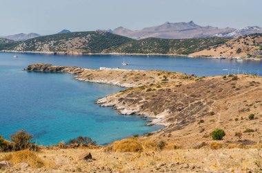 Oldfashioned yel değirmenleri hill Bodrum, Muğla ili, Türkiye'de güneşli görünümünü.