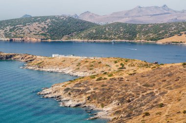 Oldfashioned yel değirmenleri hill Bodrum, Muğla ili, Türkiye'de güneşli görünümünü.