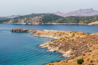 Oldfashioned yel değirmenleri hill Bodrum, Muğla ili, Türkiye'de güneşli görünümünü.