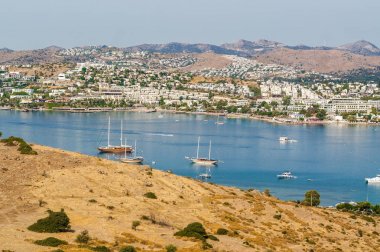 Oldfashioned yel değirmenleri hill Bodrum, Muğla ili, Türkiye'de güneşli görünümünü.