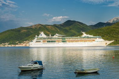 Karadağ 'ın Tivat kenti yakınlarındaki Kotor Körfezi' nin güneşli sabah manzarası.